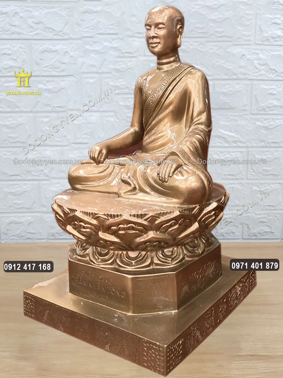 H&igrave;nh ảnh nh&igrave;n nghi&ecirc;ng của bức tượng đồng
